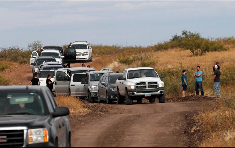 La caravana de vehículos que acuden al funeral se detuvo ayer en el sitio donde una de las mujeres de la familia LeBarón y sus hijos fueron asesinados. AFP/H. Martínez