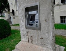 Una intervención artística en Berlín muestra un pedazo del Muro que sostiene un cajero electrónico. GETTY IMAGES