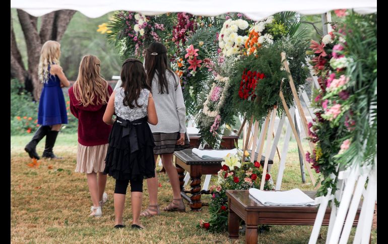 Familiares y amigos le dan el último adiós a las víctimas de las familias LeBarón y Langford.