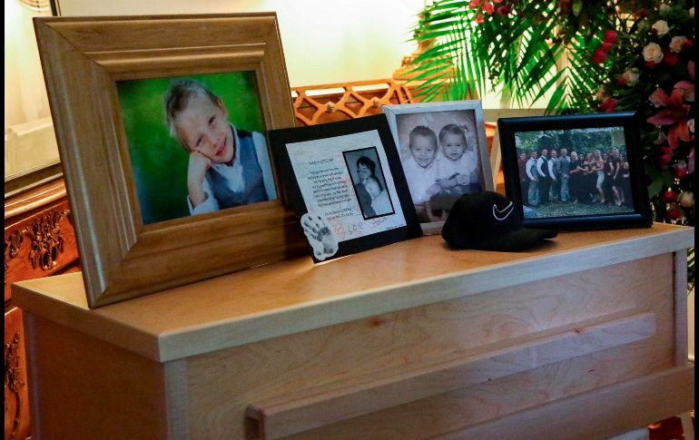 Retratos se observan en el funeral de Rhonita Miller y sus hijos.