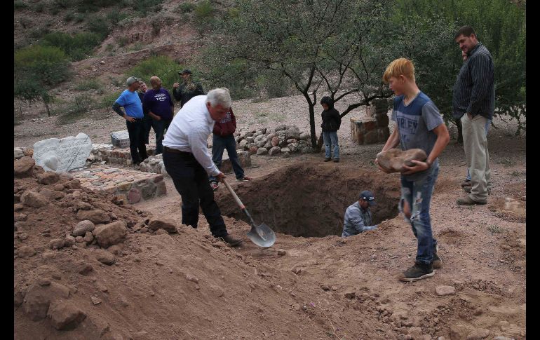 Hombres con palas y un muchacho ayudaron a preparar el terreno en un pequeño cementerio en la comunidad ubicada a unos 110 kilómetros de Arizona.
