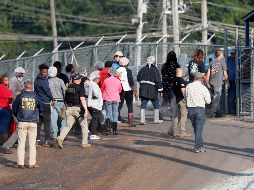 Critican a las autoridades federales por no procesar también a empresas o directivos que contrataron a personas en situación irregular. AP/ARCHIVO