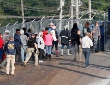 Critican a las autoridades federales por no procesar también a empresas o directivos que contrataron a personas en situación irregular. AP/ARCHIVO