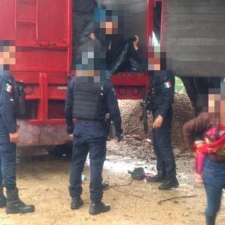 Rescatan a cien migrantes en Veracruz; hay dos detenidos