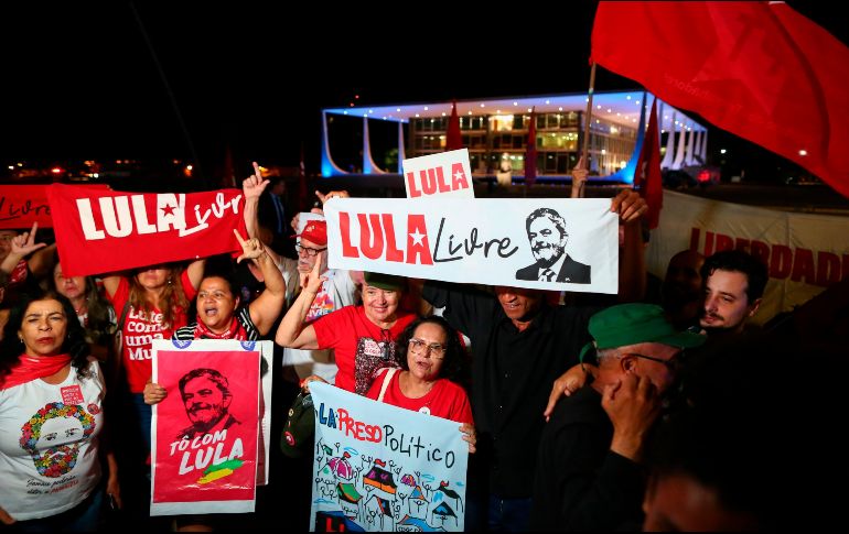 La decisión que podría beneficiar a Lula y otros cinco mil presos en Brasil se aprobó con seis votos frente a cinco. AFP/STR