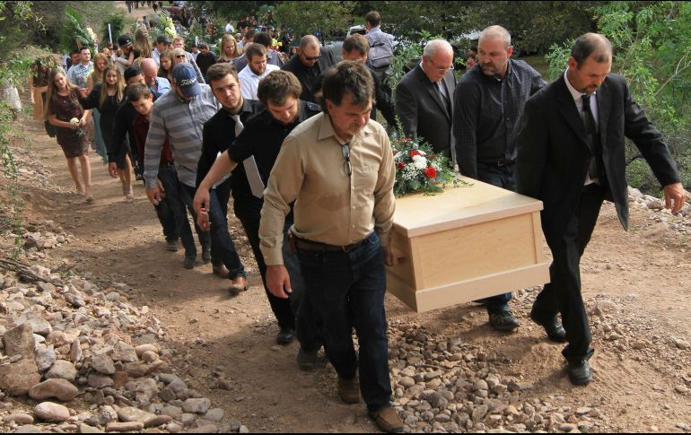 Luego de los funerales, familiares y amigos cargan los restos de las víctimas de la familia LeBarón. NOTIMEX/J. Lira