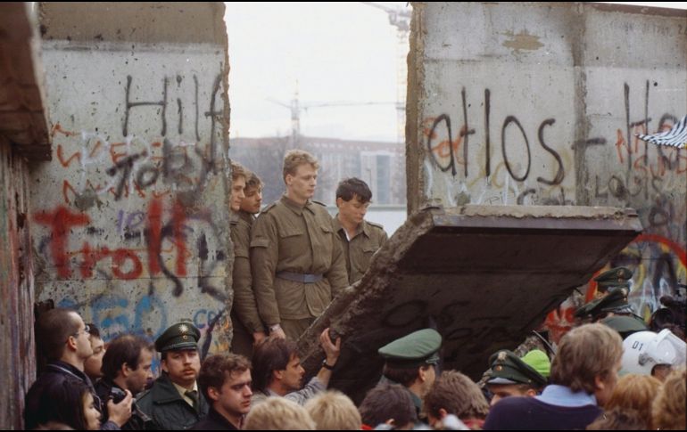 La exposición conmemora el aniversario de la caída del muro que marcó la frontera interalemana hasta 1989. AP