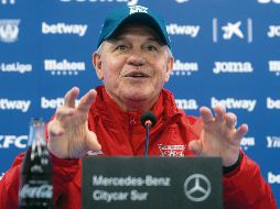 Pese a estar continuamente en el “ojo del huracán”, el estratega mexicano dirigirá a su equipo número 11 y el quinto en la Liga de España al debutar hoy ante la Real Sociedad. EFE 