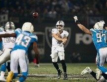 Derek Carr (#4) terminó con 21 pases completos en 31 intentos, para 218 yardas y un touchdown. AFP
