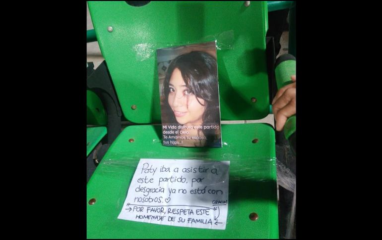 La foto de Patricia fue colocada en una butaca con cinta adhesiva y así pudo disfrutar del partido ante los de La Laguna. FACEBOOK / Julio Peniche Marenco