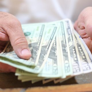 Dólar abre en 19.47 pesos a la venta en bancos