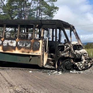 Queman autobús y tractores en la carretera Zihuatanejo-Acapulco