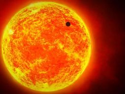 A diferencia de su tránsito en 2016, en esta ocasión Mercurio pasará prácticamente justo por el centro del Sol; si quieres verlo, necesitarás un telescopio o binoculares con filtro solar. ESPECIAL