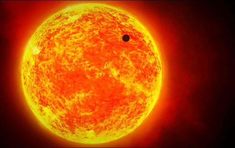 A diferencia de su tránsito en 2016, en esta ocasión Mercurio pasará prácticamente justo por el centro del Sol; si quieres verlo, necesitarás un telescopio o binoculares con filtro solar. ESPECIAL
