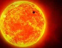 A diferencia de su tránsito en 2016, en esta ocasión Mercurio pasará prácticamente justo por el centro del Sol; si quieres verlo, necesitarás un telescopio o binoculares con filtro solar. ESPECIAL