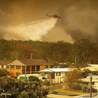 Decenas de incendios asolan el este de Australia