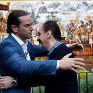 Descendientes de Hernán Cortés y Moctezuma se abrazan