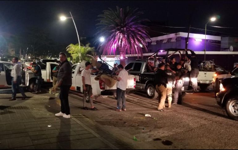 Desde las 20:00 horas se “desplegó un operativo contra el comercio informal y la obstrucción del libre tránsito en las aceras. ESPECIAL / Policía de Guadalajara