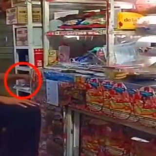 Captan a empleado de Bimbo robando dinero en una tiendita