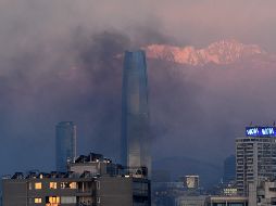 La columna de humo que emanaba del incendio era fácilmente visible desde varios puntos de la capital chilena. AFP/M. Bernetti
