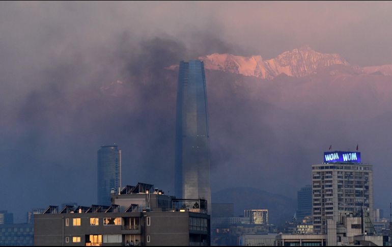 La columna de humo que emanaba del incendio era fácilmente visible desde varios puntos de la capital chilena. AFP/M. Bernetti