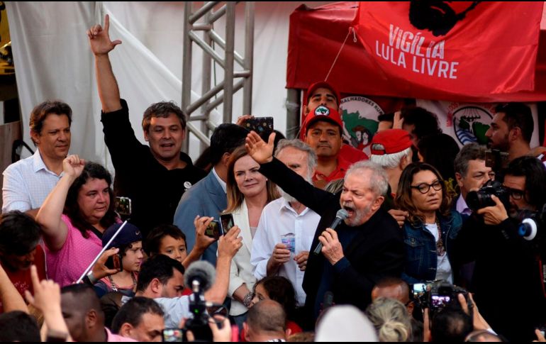 Lula da Silva celebró su libertad con seguidores de su movimiento. AFP/H. Milleo