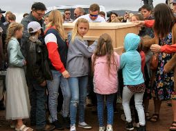 La inhumación, con notoria asistencia de menores de edad, se realizó en el panteón de la comunidad mormona de Galeana. NOTIMEX/J. Lira