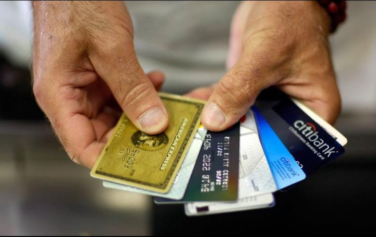 La Condusef advierte a usuarios de servicios financieros que tengan problemas con sus tarjetas de crédito que guarden los plásticos y se concentren en liquidar los adeudos antes de adquirir otro. AFP / ARCHIVO