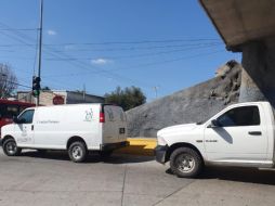 La policía arriba al lugar de los hechos y encuentra el cadáver de la persona sobre el canal y ya investiga las causas de la muerte. EL INFORMADOR / J. Velazco