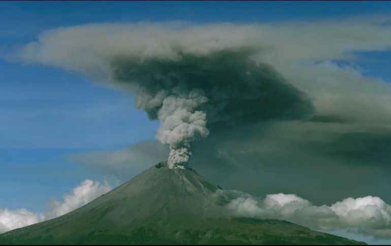 Vista general de este sábado que muestra una explosión del volcán desde la ciudad de Puebla. EFE / H. Ríos