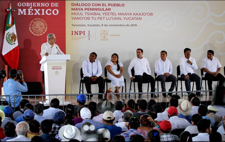 El Presidente Andrés Manuel López Obrador, junto con funcionarios del INPI, dialoga con el pueblo maya peninsular en Temozón,Yucatán. NTX/A. Guzmán