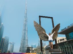 Su presente. Dubái marcó el destino jamás imaginado para esta tapatía. De fondo, el Burj Khalifa y Gabriela en la escultura “Alas de México” que el artista Jorge Marín montó en este destino turístico. CORTESÍA