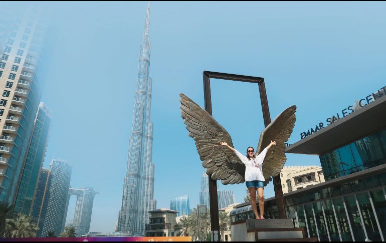 Su presente. Dubái marcó el destino jamás imaginado para esta tapatía. De fondo, el Burj Khalifa y Gabriela en la escultura “Alas de México” que el artista Jorge Marín montó en este destino turístico. CORTESÍA