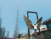 Su presente. Dubái marcó el destino jamás imaginado para esta tapatía. De fondo, el Burj Khalifa y Gabriela en la escultura “Alas de México” que el artista Jorge Marín montó en este destino turístico. CORTESÍA
