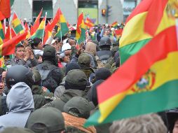 Un grupo de policías se repliega este sábado a su unidad en la ciudad de Oruro. EFE/E. Castillo