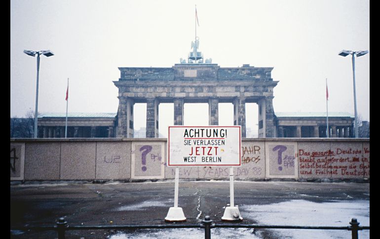 Así se veía el muro hace 30 años, frente a la Puerta de Brandeburgo. AFP
