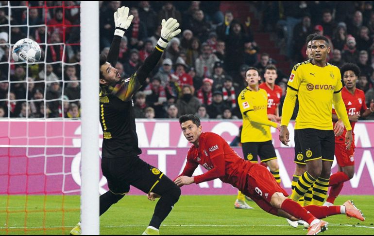 Robert Lewandowski es el primer jugador que hace gol es en 11 partidos consecutivos en la Liga germana. EFE