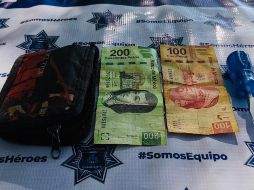 Elementos de la Policía de Guadalajara también le localizaron al hombre una billetera con efectivo. ESPECIAL / Policía de Guadalajara