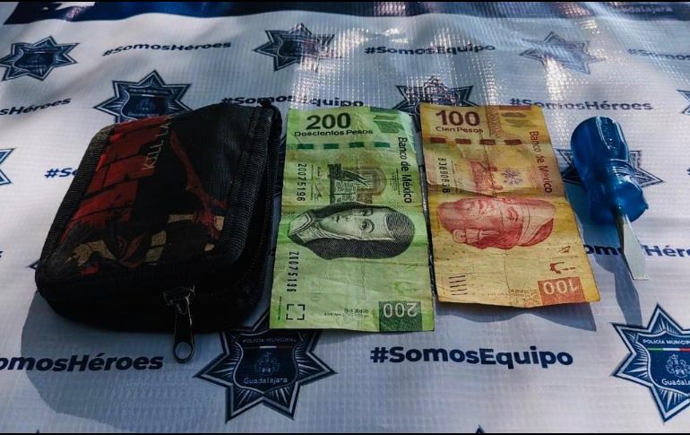 Elementos de la Policía de Guadalajara también le localizaron al hombre una billetera con efectivo. ESPECIAL / Policía de Guadalajara