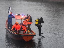 Rescatistas y policías investigan en el río Moika, donde Sokolov fue sacado la víspera cuando presunamente intentaba arrojar las partes del cuerpo de la joven. AFP/O. Maltseva
