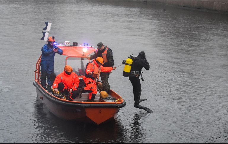 Rescatistas y policías investigan en el río Moika, donde Sokolov fue sacado la víspera cuando presunamente intentaba arrojar las partes del cuerpo de la joven. AFP/O. Maltseva