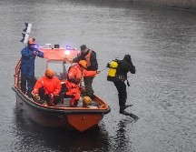 Rescatistas y policías investigan en el río Moika, donde Sokolov fue sacado la víspera cuando presunamente intentaba arrojar las partes del cuerpo de la joven. AFP/O. Maltseva