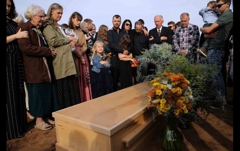 Familiares y amigos acuden a la sepultura de los restos de Christina Langford Johnson el sábado, en Colonia LeBaron. AP/M. Ugarte