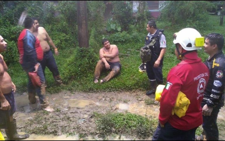 Algunos de los 45 competidores de un rally, que fueron rescatadis tras quedar atrapados en la súbita crecida de ríos. EFE/Protección Civil Tabasco