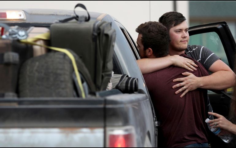Cole Langford (i) y Hayden Spenct, de La Mora, en Sonora, se abrazan en un punto de reunión en Douglas, Arizona, a donde llegaron ayer. AP/Arizona Daily Star/K. Presnell