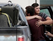 Cole Langford (i) y Hayden Spenct, de La Mora, en Sonora, se abrazan en un punto de reunión en Douglas, Arizona, a donde llegaron ayer. AP/Arizona Daily Star/K. Presnell