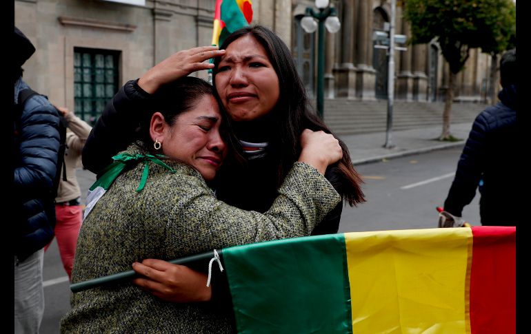 Mujeres celebran en La Paz la renuncia del presidente Evo Morales.AP/J. Karita