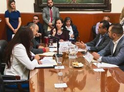 La diputada Mirza Flores (centro) niega que haya negociaciones privadas para liberar cargos. EL INFORMADOR / R.Rivas