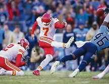 Joshua Kalu (#46) hizo la jugada salvadora para preservar el triunfo de los Titans. AFP / W. Hitt