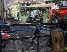Policías bloquean una calle cerca de la plaza principal en La Paz, Bolivia, tras la renuncia de Evo Morales. AFP/A. Raldes